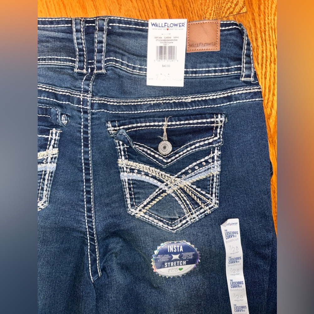 Wallflower woman’s flared jeans Size(7) 👖🌻
